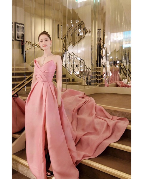 Đại chiến visual của Yonna và Han Soo Hee trên thảm đỏ Cannes- Ảnh 8. Có người cho rằng chiếc váy này hợp với phong cách nữ tính, ngọt ngào của Yoona. Nhưng cũng có không ít người cho rằng nó khá sến sẩm