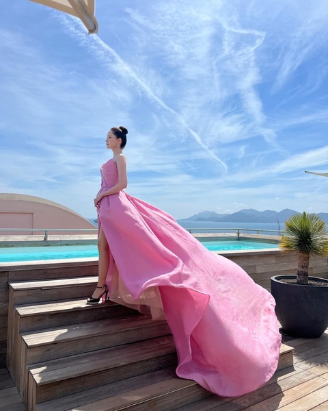 Đại chiến visual của Yonna và Han Soo Hee trên thảm đỏ Cannes- Ảnh 7. Nhiều người cho rằng màu hồng của bộ váy này chẳng ăn nhập gì với đôi giày cao gót đen đế, khiến tạo hình bị lạc quẻ, thiếu thanh thoát.
