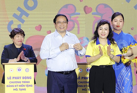 Hiến tạng cứu người, gửi lại đời sự sống- Ảnh 3. Thủ tướng Chính phủ Phạm Minh Chính đăng ký hiến mô, tạng trong lễ phát động sáng 19-5 - Ảnh: TRẦN MINH
