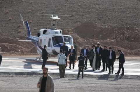 Nga, Thổ Nhĩ Kỳ gửi drone, máy bay tiên tiến giúp Iran tìm kiếm trực thăng- Ảnh 1. Tổng thống Iran Ebrahim Raisi trong ảnh chụp trước khi lên trực thăng ở Azerbaijan hôm 19-5 - Ảnh: MEHR