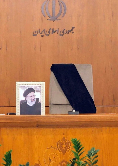 NÓNG: Iran xác nhận Tổng thống Ebrahim Raisi đã tử nạn- Ảnh 1. Chiếc ghế nơi ông Raisi thường ngồi đã được quấn băng đen - Ảnh: ISNA