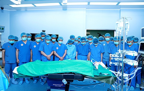Hiến tạng cứu người, gửi lại đời sự sống- Ảnh 1. Các y bác sĩ Bệnh viện Trung ương Quân đội 108 dành phút mặc niệm tri ân người chết não hiến tặng mô, tạng - Ảnh: BVCC