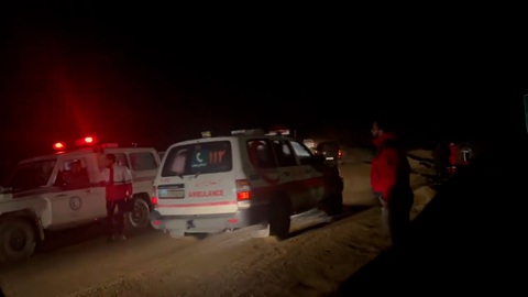 In a still from a video released by Tasnim News, search and rescue teams continue their search in East Azerbaijan, Iran. Tasnim News via X Các đội tìm kiếm và cứu hộ tiếp tục tìm kiếm ở Đông Azerbaijan, Iran - Ảnh: Tasnim News