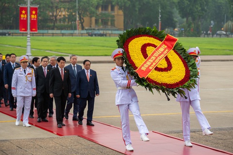 Đại biểu Quốc hội dự kỳ họp thứ 7 vào lăng viếng Chủ tịch Hồ Chí Minh- Ảnh 1. Các lãnh đạo Đảng, Nhà nước vào viếng lăng - Ảnh: GIA HÂN