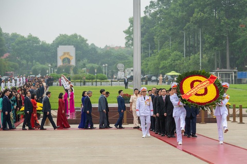 Đại biểu Quốc hội dự kỳ họp thứ 7 vào lăng viếng Chủ tịch Hồ Chí Minh- Ảnh 2. Vòng hoa của đoàn mang dòng chữ:
