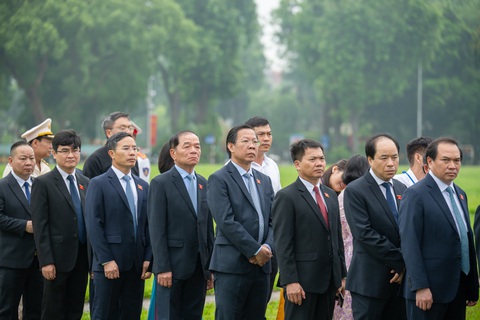 Đại biểu Quốc hội dự kỳ họp thứ 7 vào lăng viếng Chủ tịch Hồ Chí Minh- Ảnh 4. Các đại biểu Quốc hội vào viếng lăng - Ảnh: GIA HÂN