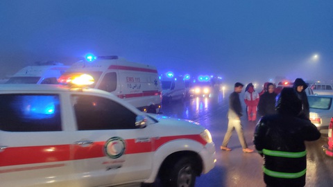 Các xe tham gia công tác cứu hộ chờ ở Varzaqan, tỉnh Đông Azerbaijan, Iran ngày 19-5 - Ảnh: REUTERS Các xe tham gia công tác cứu hộ chờ ở Varzaqan, tỉnh Đông Azerbaijan, Iran ngày 19-5 - Ảnh: REUTERS
