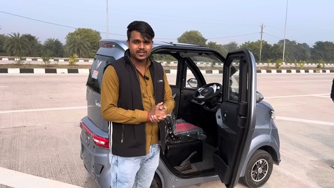 Ô tô điện mini giá rẻ hơn cả xe máy, đi 60km/lần sạc, tốc độ tối đa 30km/h- Ảnh 5. Nóc xe và kính sau đều có thể mở hé - Ảnh: Drive Spark