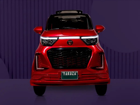 Ô tô điện mini giá rẻ hơn cả xe máy, đi 60km/lần sạc, tốc độ tối đa 30km/h- Ảnh 3. Dù là ô tô điện mini, Yakuza Karishma vẫn có lưới tản nhiệt màu đen 6 cạnh lấy cảm hứng từ xe Audi. Đèn ban ngày dạng LED kéo dài hết chiều rộng của xe. Đèn pha và đèn hậu là bóng halogen. Hốc hút gió giả hai bên trông quá khổ so với tổng thể. Phía sau, xe có một cần gạt nước, cổng sạc nằm trên camera lùi - Ảnh: Yakuza