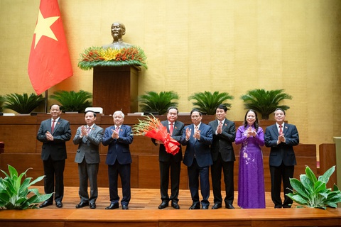 Ông Trần Thanh Mẫn được bầu làm Chủ tịch Quốc hội- Ảnh 3. Thủ tướng Phạm Minh Chính và các lãnh đạo Đảng, Nhà nước tặng hoa tân Chủ tịch Quốc hội - Ảnh: GIA HÂN