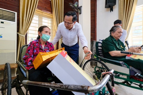 Đề xuất trình Chủ tịch nước tặng quà 1,38 triệu người có công- Ảnh 1. Bộ trưởng Bộ Lao động - Thương binh và Xã hội Đào Ngọc Dung thăm hỏi, tặng quà người có công trong Ngày Thương binh - Liệt sĩ - Ảnh: GIA ĐOÀN