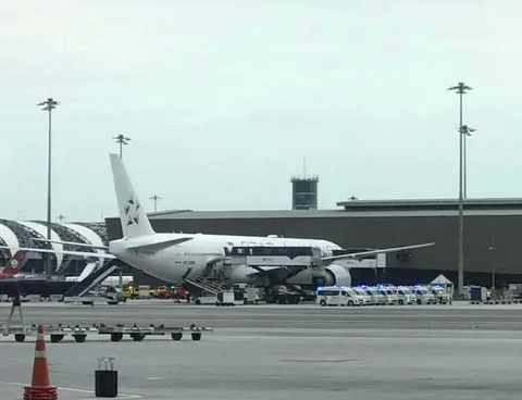 Máy bay Singapore Airlines hạ cánh khẩn ở Bangkok, hành khách Anh tử vong, 7 người nguy kịch- Ảnh 2. Chiếc máy bay của Singapore Airlines (SIA) trên đường băng sau khi hạ cánh khẩn cấp xuống sân bay quốc tế Suvarnabhumi ở Bangkok (Thái Lan) ngày 21-5 - Ảnh: BANGKOK POST