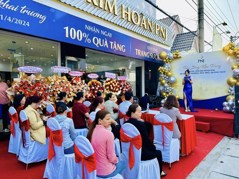 Doanh thu 4 tháng đầu năm của PNJ tăng hơn 33%- Ảnh 2. Tính đến cuối tháng 4-2024, PNJ sở hữu 403 cửa hàng trên toàn quốc - Ảnh: Đỗ Trường