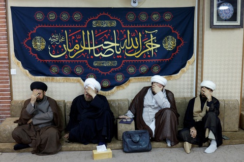 Ngày đầu quốc tang tưởng nhớ cố Tổng thống Iran Ebrahim Raisi- Ảnh 1. Các giáo sĩ chia buồn về cái chết của Tổng thống Ebrahim Raisi và các quan chức khác tại văn phòng đại diện của Lãnh tụ tối cao Ali Khamenei ở Najaf, Iraq ngày 20-5 - Ảnh: REUTERS