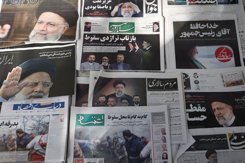 Ngày đầu quốc tang tưởng nhớ cố Tổng thống Iran Ebrahim Raisi- Ảnh 4. Hình ảnh cố Tổng thống Ebrahim Raisi xuất hiện trên trang nhất các tờ báo ở thủ đô Tehran ngày 21-5 - Ảnh: REUTERS