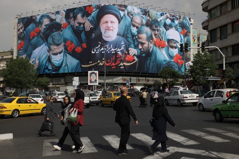 Ngày đầu quốc tang tưởng nhớ cố Tổng thống Iran Ebrahim Raisi- Ảnh 3. Người dân đi ngang tấm biển có hình cố Tổng thống Ebrahim Raisi trên đường phố thủ đô Tehran ngày 21-5 - Ảnh: REUTERS