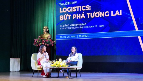 Chủ tịch Hiệp hội Logistics TP.HCM: Cần xây dựng thương hiệu cá nhân ngay từ khi là sinh viên- Ảnh 1. Bà Đặng Minh Phương (phải) giao lưu với sinh viên chiều 21-5 - Ảnh: TRỌNG NHÂN