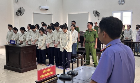 Các bị cáo mua bán trẻ em nghe tuyên án - Ảnh: B.SƠN Các bị cáo trong vụ mua bán trẻ em cúi đầu khi nghe hội đồng xét xử tuyên án - Ảnh: B.SƠN