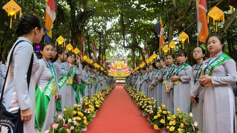 Người Huế đội mưa cầu quốc thái dân an tại lễ rước mừng Phật đản- Ảnh 1. Phật tử xếp thành hàng, trang nghiêm, tôn kính chờ các bậc chư tôn giáo phẩm tiến hành lễ Mộc dục (tắm Phật) trong lễ rước mừng Phật đản ở Huế - Ảnh: BẢO PHÚ