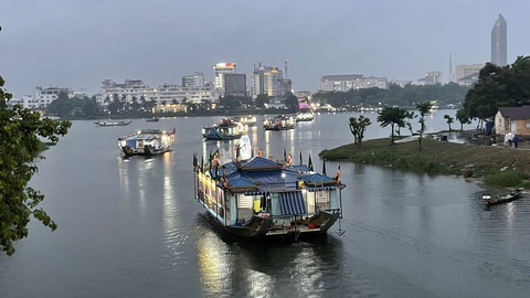 Người Huế đội mưa cầu quốc thái dân an tại lễ rước mừng Phật đản- Ảnh 5. Đoàn thuyền rước mừng Phật đản trên sông Hương - Ảnh: BẢO PHÚ