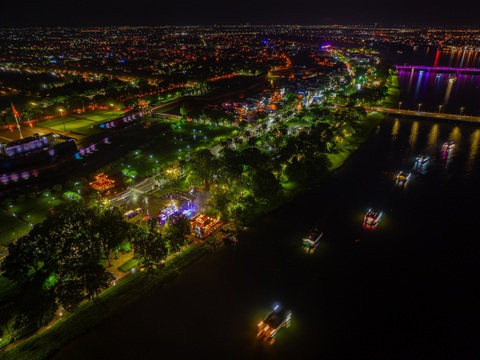 Người Huế đội mưa cầu quốc thái dân an tại lễ rước mừng Phật đản- Ảnh 6. Đoàn thuyền rước mừng Phật đản trên sông Hương - Ảnh: AN TRẦN