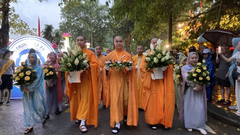 Người Huế đội mưa cầu quốc thái dân an tại lễ rước mừng Phật đản- Ảnh 3. Đoàn chư tăng cùng phật tử đội mưa rước tượng Phật từ chùa Diệu Đến đến chùa Từ Đàm - Ảnh: BẢO PHÚ