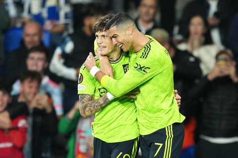 Người hùng World Cup bị Argentina loại khỏi danh sách dự Copa America 2024- Ảnh 2. Garnacho (trái) luôn hâm mộ Ronaldo - Ảnh: REUTERS