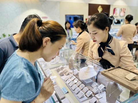 Doanh thu 4 tháng đầu năm của PNJ tăng hơn 33%- Ảnh 1. Doanh số bán lẻ của PNJ tăng 12,4% so với cùng kỳ năm ngoái - Ảnh: Đỗ Trường