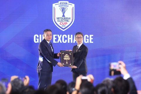 Việt Nam cùng bảng Indonesia, Philippines ở ASEAN Cup 2024- Ảnh 7. Chủ tịch Liên đoàn bóng đá Đông Nam Á Khiev Sameth tặng quà tri ân cho nhà tài trợ Mitsubishi - Ảnh: HOÀNG TÙNG