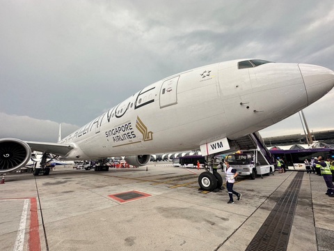 Máy bay Singapore Airlines hạ cánh khẩn ở Bangkok, hành khách Anh tử vong, 7 người nguy kịch- Ảnh 1. Chiếc máy bay của Singapore Airlines trên đường băng sau khi hạ cánh khẩn cấp xuống sân bay quốc tế Suvarnabhumi ở Bangkok (Thái Lan) ngày 21-5 - Ảnh: REUTERS
