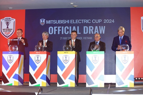 Việt Nam cùng bảng Indonesia, Philippines ở ASEAN Cup 2024- Ảnh 5. Các đại biểu bốc thăm chia bảng trong lễ bốc thăm chia bảng ASEAN Cup 2024 - Ảnh: HOÀNG TÙNG