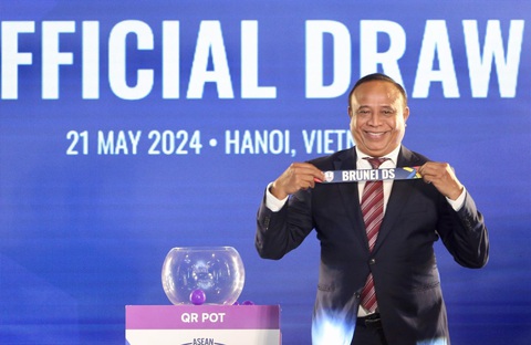 Việt Nam cùng bảng Indonesia, Philippines ở ASEAN Cup 2024- Ảnh 6. Phó chủ tịch AFF tiến hành bốc thăm xác định đội chủ nhà lượt đi và lượt về trận play-off - Ảnh: HOÀNG TÙNG
