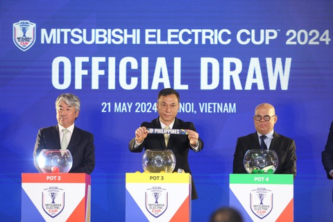 Việt Nam cùng bảng Indonesia, Philippines ở ASEAN Cup 2024- Ảnh 4. Philippines nằm ở bảng B cùng Việt Nam, Indonesia. Lá thăm được chủ tịch VFF Trần Quốc Tuấn mở ra - Ảnh: HOÀNG TÙNG