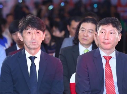 Việt Nam cùng bảng Indonesia, Philippines ở ASEAN Cup 2024- Ảnh 10. HLV tuyển Thái Lan Masatada Ishii (trái) và HLV tuyển Việt Nam Kim Sang Sik tham dự lễ bốc thăm - Ảnh: MINH ĐỨC