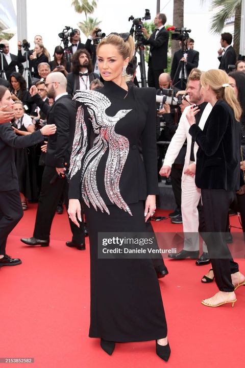 Hoa hậu Hoàn vũ Philippines 2015 'quấn chăn' lên thảm đỏ Cannes- Ảnh 16. Cựu người mẫu nổi tiếng Adriana Karembeu.