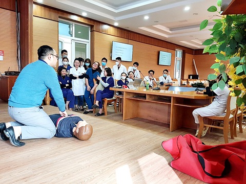 Bác sĩ dạy giữ Bác sĩ Nguyễn Tiến Dũng hướng dẫn thực hành sơ cấp cứu căn bản - Ảnh: NVCC