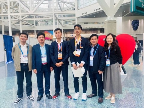 Giải nhì khoa học kỹ thuật quốc tế thêm động lực cho học sinh nghiên cứu khoa học- Ảnh 1. Hai em học sinh thi ISEF của Trường THPT chuyên Lê Hồng Phong (TP.HCM) cùng đại diện Bộ Giáo dục và Đào tạo, Sở Giáo dục và Đào tạo TP.HCM - Ảnh: Sở Giáo dục và Đào tạo TP.HCM