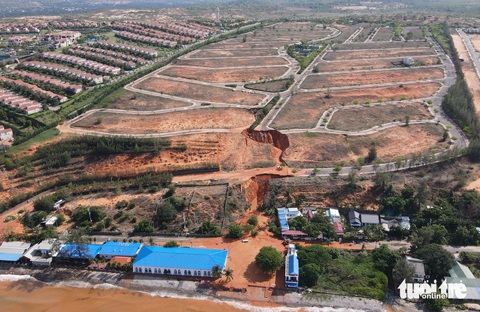 Cận cảnh ô tô, xe máy chôn vùi dưới lớp bùn cát đỏ ở Mũi Né- Ảnh 8. Cát đỏ trên đồi cao của dự án Sentosa Mũi Né bị xé toạc, tràn xuống dưới làm ngập đường, hư hỏng tài sản - Ảnh: ĐỨC TRONG