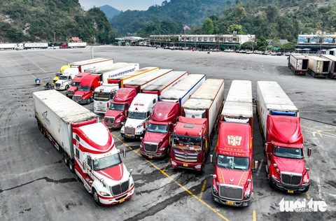 Tài xế tâm sự vụ bóp còi inh ỏi: Nhiều nỗi khổ, phải cầm lái mới hiểu- Ảnh 1. Xe càng lớn thì tỉ lệ điểm mù càng cao, vì vậy mà theo tài xế Trường Sơn, việc bóp còi đôi khi là bắt buộc - Ảnh minh họa: NAM TRẦN