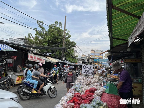 Tài xế tâm sự vụ bóp còi inh ỏi: Nhiều nỗi khổ, phải cầm lái mới hiểu- Ảnh 2. Đường sá chật hẹp, luôn đông đúc người, trong khi nhiều hộ dân kinh doanh rồi lấn chiếm lòng, lề đường khiến nhiều người đi đường ức chế, từ đó việc bóp còi được xem như cách xả bực - Ảnh: TRIỆU VÂN