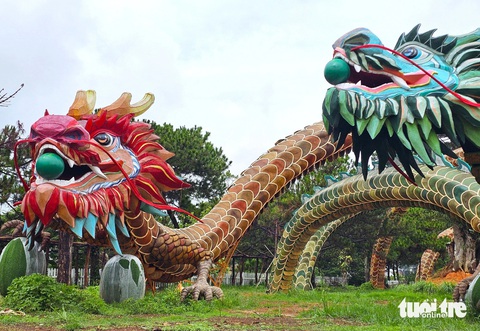 Vụ linh vật rồng bị phạt: Mong được cấp phép, tăng sức hấp dẫn cho Đà Lạt- Ảnh 1. Cặp linh vật rồng Lưỡng long triều liên là biểu tượng của đường hoa Nguyễn Huệ dịp Tết năm 2024, bị buộc tháo dỡ khi lắp ở Đà Lạt - Ảnh: M.V.