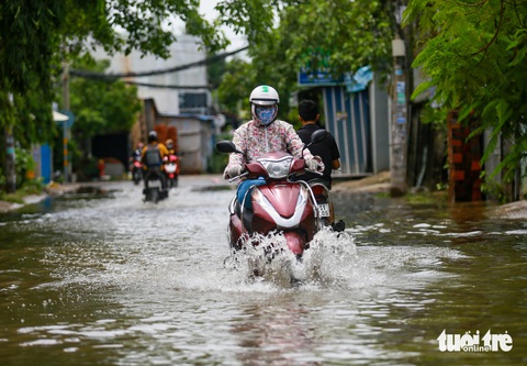 'Rốn' ngập đường 38 ở TP Thủ Đức sắp được 'giải cứu'- Ảnh 2. Đoạn đường 38 dài 150m vẫn bị ngập dù mưa đã tạnh từ rạng sáng nay - Ảnh: CHÂU TUẤN