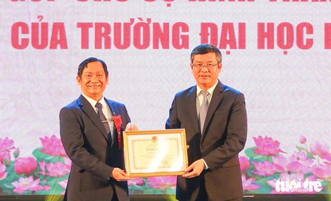 Trường đại học Kiên Giang ứng dụng chương trình và mô hình mới trong đào tạo- Ảnh 1. Ông Nguyễn Văn Phúc (phải) - thứ trưởng Bộ Giáo dục và Đào tạo - trao bằng khen của Bộ Giáo dục và Đào tạo cho Trường đại học Kiên Giang - Ảnh: CHÍ CÔNG