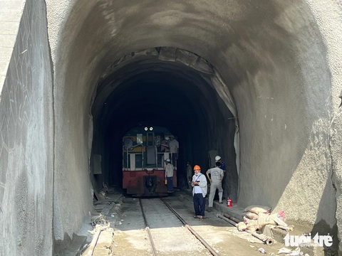 Đến thời điểm hiện tại ngành đường sắt vẫn chưa xác định được thời gian thông tuyến - Ảnh: NGUYỄN HOÀNG Đến thời điểm hiện tại, ngành đường sắt vẫn chưa xác định được thời gian thông tuyến - Ảnh: NGUYỄN HOÀNG