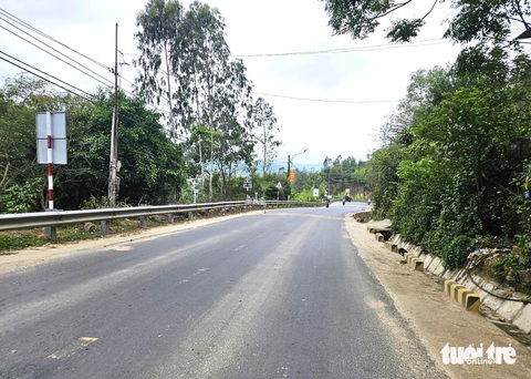 Tỏng ảnh là khu vực đèo Thị từ Km0+900 đến Km1+500 tuyến ĐT.641, nơi lực lượng chức năng tiến hành cấm ô tô lưu thông để khắc phục sự cố sạt lở hầm đường sắt Chí Thạnh - Ảnh: NGUYỄN HOÀNG Khu vực đèo Thị trên tuyến ĐT 641, nơi cấm các loại phương tiện giao thông qua lại (trừ xe 2 bánh) từ 17h chiều 21-5 đế đảm bảo khắc phục sạt lở hầm đường sắt Chí Thạnh - Ảnh: NGUYỄN HOÀNG