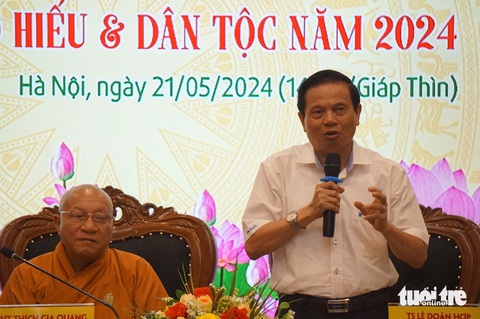 Ông Lê Doãn Hợp (phải) và hòa thượng Thích Gia Quang chia sẻ thông tin về chương trình Vu lan - đạo hiếu và dân tộc 2024 Ông Lê Doãn Hợp (phải) và hòa thượng Thích Gia Quang chia sẻ thông tin về chương trình Vu Lan - đạo hiếu và dân tộc 2024