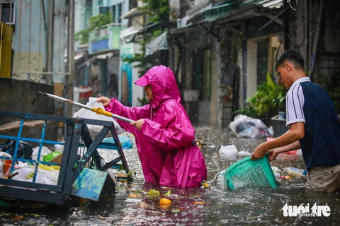 Người dân hô hoán nhau móc cống 'giải cứu' hẻm Chu Văn An ngập rác- Ảnh 1. Hẻm đường Chu Văn An (quận Bình Thạnh, TP.HCM) bị ngập cục bộ, có vị trí sâu cả mét. Ghi nhận chiều 21-5 - Ảnh: CHÂU TUẤN