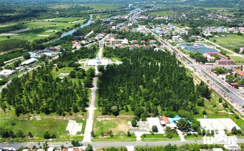 Khu đất UBND huyện Vĩnh Thạnh cho bà Võ Thị Ánh Nhạn - vợ ông Trần Công Sý, cựu chủ tịch UBND huyện Vĩnh Thạnh - thuê (và được cấp sổ gần 0,8ha đất) nằm bên góc phải thuộc khuôn viên công viên Lâm Viên - Ảnh: LÂM THIÊN Khu đất UBND huyện Vĩnh Thạnh cho bà Võ Thị Ánh Nhạn (vợ ông Trần Công Sý, cựu chủ tịch UBND huyện Vĩnh Thạnh) thuê nằm bên góc phải khuôn viên công viên Lâm Viên - Ảnh: LÂM THIÊN