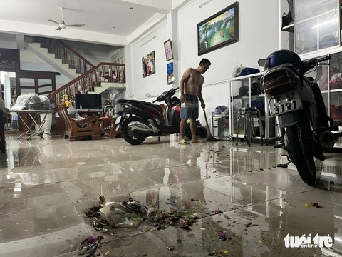 Nước mưa kèm theo rác thải tràn vào nhà người dân ở đường Lê Thành Phương (phường 8, TP Tuy Hòa) - Ảnh: NGUYỄN HOÀNG Nước mưa kèm theo rác thải tràn vào nhà người dân ở đường Lê Thành Phương (phường 8, TP Tuy Hòa) - Ảnh: NGUYỄN HOÀNG