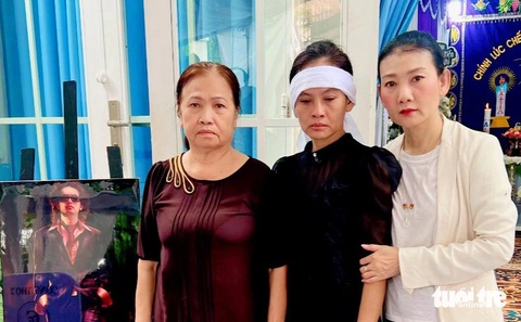 Nghệ sĩ Mỹ Uyên (bìa phải) chia buồn cùng mẹ người mẫu Đức Tiến (bìa trái) và chị gái của Đức Tiến (giữa) - Ảnh: Facebook Đặng Thụy Mỹ Uyên Nghệ sĩ Mỹ Uyên (bìa phải) chia buồn cùng mẹ người mẫu Đức Tiến (bìa trái) và chị gái của Đức Tiến - Ảnh: Facebook Đặng Thụy Mỹ Uyên